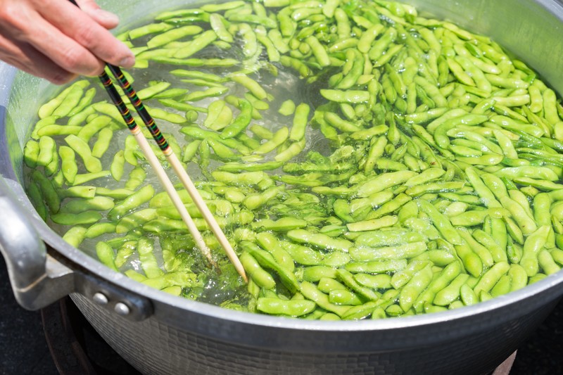 黒枝豆の美味しい茹で方 | 枝豆を茹でている画像